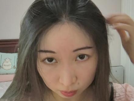 通用宋制发髻的梳法 不能比这个更简单了,全真发,不要发包发片,连打麻花辫都不需要,我看这次还有谁说学不会。🤔
发量少不用担心,前区扯松一点,发冠把发髻挡住,看不出来发量,发冠底部有蕾丝布片加夹子固定,戴上很牢固。
#二次元与国风装扮 #创作者中心 #创作灵感 #get一种很新的罗小黑发冠 #汉服发型教程简单