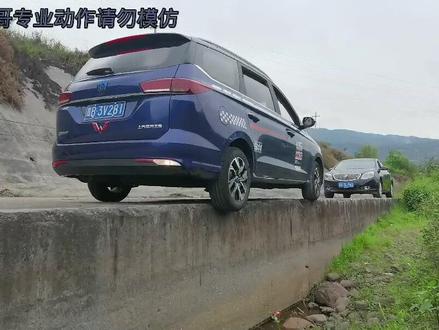 一侧车轮掉下路坎或者水沟,只需要一招就能轻松脱困。#道路千万条安全第一条