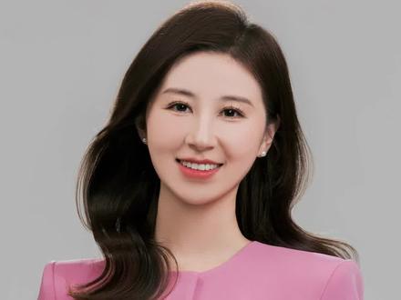 永远为大学生的善良感动!山东石油化工学院门口糖葫芦大叔儿子患癌去世,留下3个年幼孩子,学生们纷纷赶来支持生意。#糖葫芦大叔丧子大学生支持生意#暖新闻#山东东营