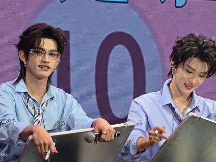 默契问答(3-4) 问题:(问云旗)你最常带出门的三样东西是什么?
小星河:郝熠然!郝熠然!郝熠然!
肖肖:因为要出门的人已经坐在了旁边~
肖肖太会了,给你点赞哈哈哈哈
#追星日常 #我的追星日记 #追星怎么可能追谁都一样 #不愧是你