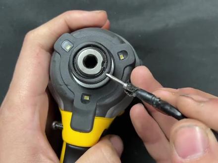 批头卡死取不下来,冲击起子机夹头怎么拆卸,教程来了#起子机 #小虎起子机 #夹头怎么拆 #起子机维修