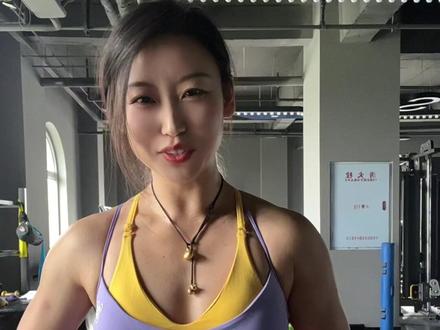 有人说我这腹白线是刨腹产😂 #我要上热门 @斗加小助手 #腹白线 #女性力量#肌肉女#健身 有点文化吧~别张嘴就来