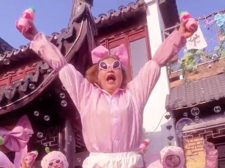 这年头 谁会未经许可制造“粉色的液体”!太荒唐了!#粉色的液体 #桂香 #抽象 #和姐妹们一起喝点粉色的液体 素材来源@桂香GuiXiang