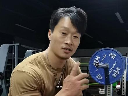 #斗腕 刻苦训练,远离酒色你才能有机会赢比赛#斗腕张迎春 #掰手腕