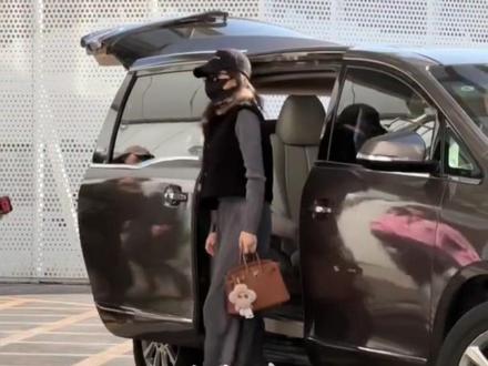 白鹿今日出发海口准备录制《亲爱的客栈》,又跟王鹤棣见面了 #娱乐评论大赏