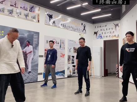 终南山房·中式健身
之 强肾·养肝《罗汉蹲》#功夫