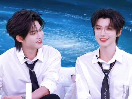 一场直播高嘉辉脖子步数得上万步!是为了给我们看正脸脖子忙坏了吧 🤔辛苦了呢👐 (ps:次数问题别纠结啦!我剪的不包含你演我猜和一些游戏环节对视 我觉得玩游戏是属于必须要看对方 考虑时长太长 所以我cut掉了 大家看个开心 )🫶 #云熠星河 #云旗yunqi #郝熠然 #直播