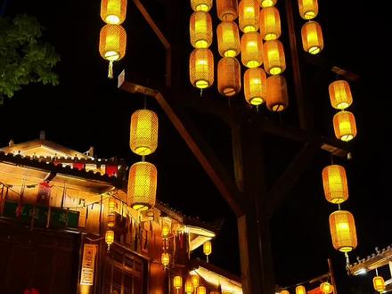 江夏里老码头都是谁在吹爆啊啊啊啊 刚从江夏里回来,整理了一份超实在的攻略,想去的姐妹先码住~
📍地址:江夏区五里界锦绣新村,直接导航“江夏里”就到
⏰开放时间:10:00-21:00(免费入园!)
🚢游船收费:成人30元/人,儿童20元/人(只要不是抱手上的都要收费哦)
🚗交通攻略:
▫️自驾最方便!西门/东门都有停车场,1000+车位还免费,冲就完事儿~
▫️公共交通:7号线纸坊大街站→转927公交到五里界路幸福港路,步行可达(但位置偏,更推荐自驾)
💡我的真实体验:
❌避坑点:
1.园区不大!纯逛吃真的不推荐,大部分人都是来拍照的
2.游船慎选!水里有味儿,还能看到蚊虫,体验一般般
3.位置挺偏的,部分路段没路灯,晚上开车一定慢点开
4.周末和傍晚人巨多!想拍美照建议错峰来
✅推荐点:
1.晚上比白天出片100倍!灯光一亮氛围感拉满
2.现在武汉太热了!离得近的宝子过去溜达一圈也还不错
总结:适合专门来拍照的姐妹,想逛吃休闲的可以绕路~ 做好防晒+错峰出行,体验会好很多!
#景区打卡 #武汉探店 #武汉旅游攻略 #小众旅行地 #江夏里