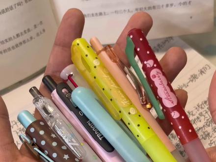虽然很晚了但是我还是想加更 #高颜值速干笔按动 #文具分享 #中性笔大集合 #爱用笔推荐 #我的文具分享