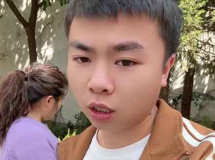 没有想到这个男的居然自己跑着出去了,不要以为这样就可以解决问题,不管你走到哪里我都会叫你还回你借的东西,还有我姐姐在你们家这么多年亏欠她的我一并讨要回来……咋们就走着看我现在就带上姐姐出发