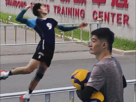 山东省体育训练中心被誉为“冠军的摇篮”,而山东男排的队员们正驻扎在这里,想知道他们平时是如何训练的吗?跟随我的脚步,带你探访山东男排。