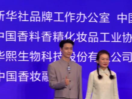 宝宝你萌 叽里咕噜说啥呢 不知道 只知道张艺兴萌翻了#张艺兴
看到后边正常光线的宝惊人的美貌