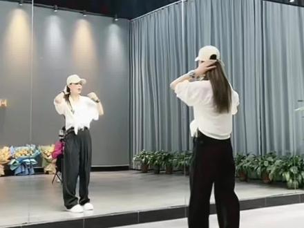 #舞蹈课堂随拍 #撕夜舞蹈 #最潮广场舞 ,这个舞是我4个月来一见倾心的舞,海伦美女的舞姿及讲解易懂入手快,分享给需要的大家