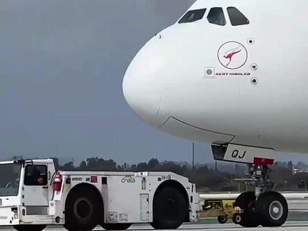 这个小车,为什么能拖动上百吨的飞机? #机场牵引车 #航空科普 #民航