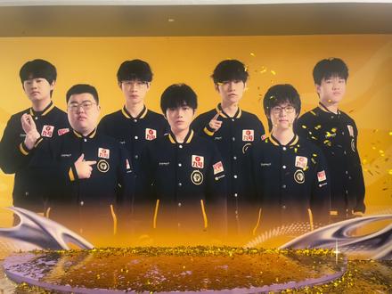 休恋逝水,敢赴凌云 @狼队王者荣耀 重庆狼队,我们是十一冠王🏆
2026年5月23日,是重庆狼队达成队史十一冠奇迹的一天,是重庆狼队时隔735天后夺冠的一天,也是我追竞追狼队的第565天。
我很庆幸自己亲眼看到了狼队夺冠,这是26年我最幸福的事情之一,在这两年的时间里,我陪着狼队经历过两次让三追四;经历过32强的队史最差成绩;经历过阴阳辱骂,不过没关系,这一切都值了😭
重庆狼队,重新杀回来的感觉真是太爽了!谢谢你们,带我看到了金色雨,我的泪水也终于化成了金色雨落下,带着血与泪接着前进吧,狼队!
狼队的目标永远只有一个,那就是冠军🏆
生而无畏,战至终章,我们夏季赛见!
#重庆狼队 #kpl #冠军 #金色雨 #挑杯总决赛