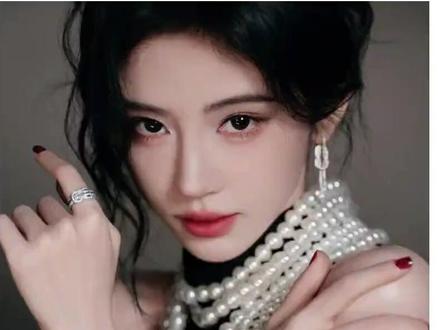 佛堂功德箱里的百元大钞用来买迈巴赫,动物园却把仅有的硬币用来拯救一个孩子。#国货 #万紫千红 #冬季必备