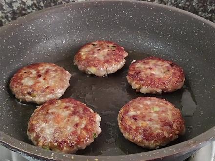 香煎莲藕肉饼,做法简单,不揉面不擀面,一次连吃好几个,太香了 #在家做美食 #简单美食