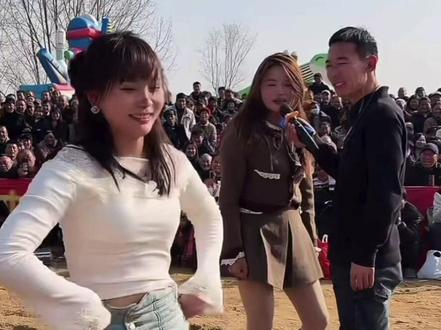 #摔跤 #摔跤搞笑视频 #男女混合摔跤比赛 #毛洋洋 #民间摔跤 武大郎不在,潘金莲彻底放飞自我,一挑六无敌!