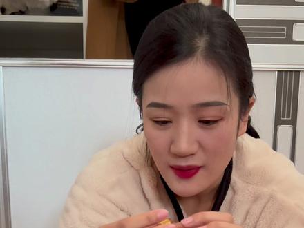 婆婆的金耳环被儿子弄丢了,婆婆心疼的哭了,老公说想拿我给他结婚前买的戒指卖了,再给婆婆买个,我不怎么同意,因为那是我给他买的……
#家庭日常