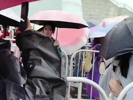 呼和浩特一音乐节开场前不到1小时宣布延期,主办方称每人补偿300元,此前无视天气预警多次否认演出取消(九派新闻)