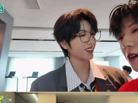 针对昨天开始热议的“千纸鹤事件”,我将两个视频发这里,各位看官自己判断吧。
我的判断是:
1.大晚上的让三个孩子挤一间,不能舒舒服服洗澡休息的抠门公司有病
2.明知道放出来会引起争论的剪辑有病
3.完全推脱责任,歪曲事实,背后蛐蛐别人的人,可别再说别人对自己不好了
#TF家族四代 #男团学
#王橹杰 #陈浚铭 #杨博文