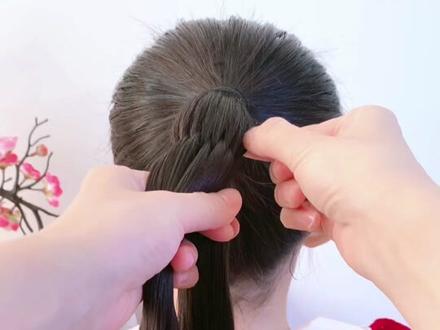 灯笼辫慢教程,过新年你愿意花时间给女儿扎这么喜庆又好看的马尾灯笼辫吗#儿童编发 #新年发型 #编发教程#我要上热门 @DOU+小助手