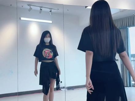 #叮叮当当舞 完整版来啦~本来想编个有氧舞蹈,编着编着就成了爵士 🥲就这样吧太难了哈哈 #原创编舞 #基础爵士 #日常练舞记录 #seetinh