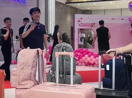 整理了一下下午的直播,从四点看到八点,看到的是对员工很好的小杨,对粉丝超级宠粉的小杨。视频有点长一定要看完哦#疯狂小杨哥 #三只羊 #大杨哥#三只羊 @疯狂大杨哥(日常) @疯狂小杨哥
