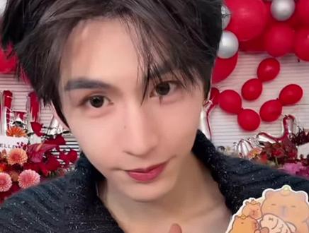 好可爱的切蛋糕🍰收到了你的祝福啦#理想男友 #这谁顶得住啊 #张凌赫#直播录屏分享 #张凌赫生日快乐