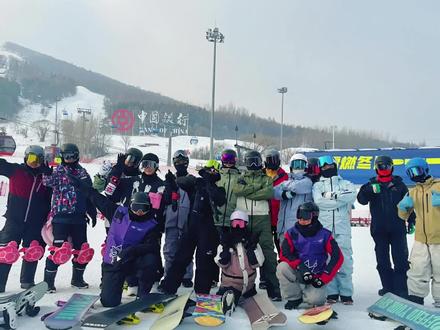 带大家看一下我们的单板滑雪训练营,好不好你看完就知道了。 #滑雪 #单板滑雪 #单板教学 #单板滑雪训练营
