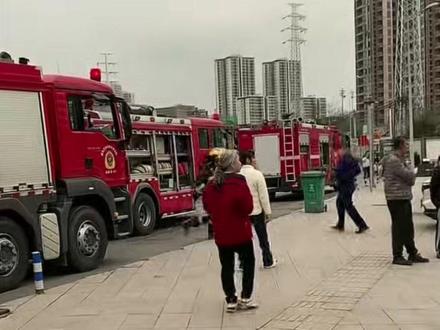 消防员铺水带爬台阶救火,被质疑消防栓没水消防通道被堵进不去,多方回应:不实,爬台阶进去离事发地近