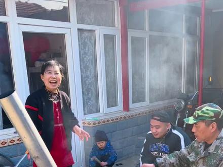 #真实生活分享官 过了腊八就是年的北京六环外农村,家里都会提前做出来什么年货呢,还碰巧赶上村里发福利,一起来看看这四代七口人在农村大院忙碌的年前日常#分享家乡美食 #年货#农村美食 #过年氛围提前搞起来了