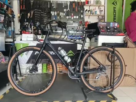 #美利达自行车 #速比特公路车 #瑞豹公路车 #同城优先推荐 客定速比特开普勒,禧玛诺油碟搭载禧玛诺24段变速套件,连牙盘都是禧玛诺的哦,全铝合金车架,搭配黄边胎,颜值爆表#让骑行成为一种生活