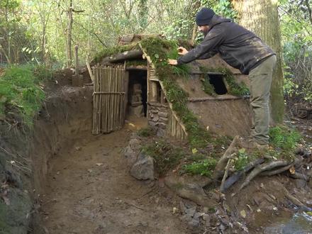 徒手搭建温馨的霍比特人小屋#荒野建造#户外建造