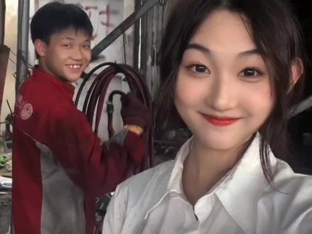 原以为修车小杨找了一个恋爱脑女孩,想不到竟是他音乐爱好的知音 #修车小杨 #修车小杨福州沁儿 #爱情 #美好 #唱歌爱好者非专业 #和声 #青梅竹马 #对唱 #恋爱ing