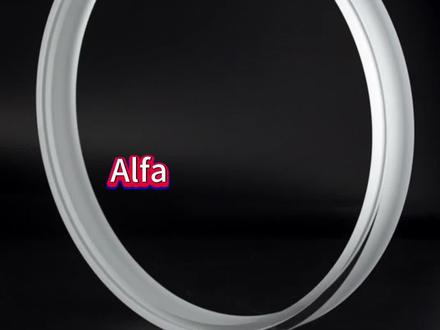 刻蚀石英环在半导体领域的应用:
1.晶圆刻蚀工艺:在半导体芯片制造的刻蚀环节中,刻蚀石英环发挥着关键作用。刻蚀是将晶圆上未被光刻胶覆盖的部分通过化学或物理方法去除,从而在晶圆上形成电路图案的过程。刻蚀石英环紧密围绕在晶圆周围,防止刻蚀过程中的各类污染,为晶圆提供一个洁净的刻蚀环境,确保刻蚀的精度和质量。例如,在干法刻蚀中,离子轰击晶圆表面时,刻蚀石英环能够有效阻挡离子对反应腔室其他部件的溅射,减少杂质的产生,保证刻蚀的准确性。
2.半导体设备配件:作为半导体设备中的关键零部件,刻蚀石英环可用于承载晶圆的基座、反应腔室的内衬或其他与晶圆直接接触的部件。由于石英材料具有良好的耐高温、耐腐蚀性和低杂质含量等特性,能够在半导体制造的恶劣环境下保持稳定,不会对晶圆造成污染,同时也能承受刻蚀过程中的高温和腐蚀性气体的侵蚀。#晶圆刻蚀载具#石英基座#半导体 #高纯度#芯片制造