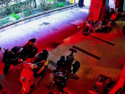 你们要的偷摩托车全过程来了#盗窃 #偷摩托 #监控 #春风得吃