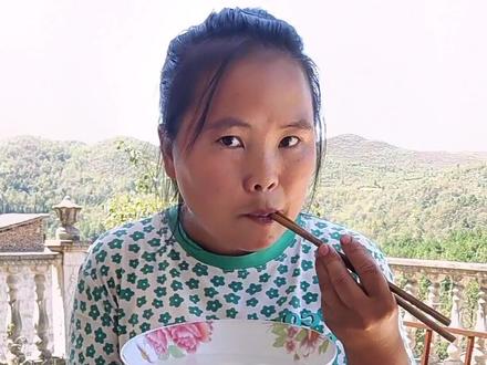 留守妇女和老家家80多岁的爷爷奶奶在农村,每个月靠孩子爸爸给的💰1千过日子,都问我回来照看老人公婆有没有给我💰其实没有、他们负担也重能理解,以后用💰的地方更多#农村