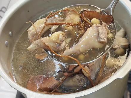 不用排队5 小时高压锅,在家十几分钟复刻爆火的莫氏鸡煲。 #莫氏鸡煲#煲汤#广东煲汤 #我的厨房日记