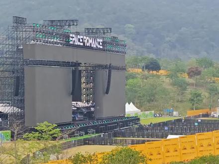 #南宁青秀山风景区 #创作者中心 #创作灵感 #太空奇缘音乐嘉年华 #王源 太空奇缘音乐节前一天的现场,王源等歌手的粉丝太热情了