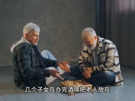鸡有很多用途,特别是大公鸡,除了吃以外还有一种说法能够通灵,还有在做法事的时候,鸡冠血还能起到一定的震慑作用,但是还有一种关于鸡的传说,相传这种鸡叫做领魂鸡,相传在一个乡村里,一个老人养育了九个儿女,可是有一句话叫做一母能养十子,十子难养一母,这位老人把孩子们养大可谓是吃尽了苦头,可当儿女们长大成人后老人本该享受天伦之乐的时候,几个儿女竟都不愿赡养老母,连个住的地方都没有,最后竟在村里一处废弃的房子里含恨而终,死后几天直到附近村民闻到味道才发现,几个子女在办完酒席把老人放在棺材里准备抬去墓地埋葬的时候,在以前老人去世是不需要火化的,于是找来了几个专门干抬棺材营生的壮汉来帮忙,本来八个壮汉应该很轻松就能抬起来的棺材却在增加到十几个都没能让棺材离地半分,见到此,村里一位有经验的老人看出了端倪,对老人的几个子女说道,你们几个天杀的,你们的老母亲是心有不甘呐,不想走,恐怕你们往后的日子是不好过了,真是造孽呀,说罢,老人叹了口气转身就要离去,几个人也看出来今天事有反常,于是央求老人帮帮忙,还说这人死是要入土为安的,不看僧面看佛面,我这老母放在这里终究不是个办法,还是要早些入土为好呀,于是老人便命人找来了一只全身五彩的大公鸡,那大公鸡鸡冠很大,全身光彩照人,就像凤凰一样,对老人的几个子女说道,你们几个把公鸡放在老人的棺材上,把自己的中指扎破每人滴三滴血再鸡冠上,然后跪在棺材前,说来也奇怪,在最小那个女儿滴完三滴血的时候本来扑腾个不停的公鸡竟然一动不动的站立在了棺材上,昂首挺胸,几个子女看到这里感到悔不当初,不停的磕头并声泪俱下的忏悔,大概过了十来分钟,那大公鸡居然自己跑了下来,不紧不慢的往门口走去,那步伐明显就是一个老人,步履蹒跚,老人一看大喊一声,起棺,跟着那大公鸡,原本很重的棺材被壮汉很轻松的被抬了起来,众人便跟着那大公鸡,说来也怪,那大公鸡好像认路一般,一路领着众人来到坟地,没有任何意外的老人下了葬,就在棺材放到地方后,那大公鸡便好像恢复了神智一般自己叫着飞走了,那位有经验的老人看到这,不禁感慨一句,你最终还是原谅了他们呀,不惜附身在一只公鸡上为他们引路,从此,当地每到有丧事的时候为了讨吉利都会用一只大公鸡放在棺材前的供桌上受亲戚朋友膜拜意为领魂鸡,以便顺顺利利到达墓地,这就是关于鸡的传说之领魂鸡,#故事会#相信科学 #虚构小说 @抖音小助手 @DOU+小助手