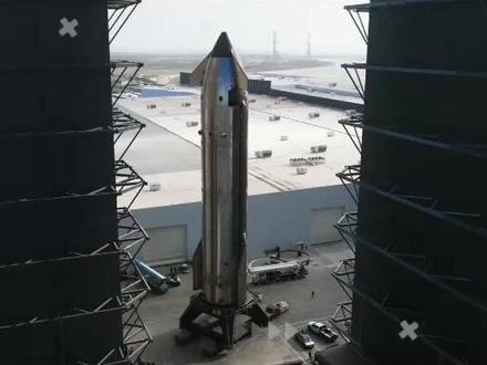 星舰连环跳票?真相远超想象 🔴 【系列全局档案】星舰12跳票内幕
15字短标题: 星舰连环跳票?真相远超想象
系列简介: 马斯克在2026年四次推迟星舰第12次试飞,难道是这枚超级火箭拉胯了?大错特错!从10台猛禽暴死报废,到33台全量点火震飞传感器,真正的瓶颈根本不是火箭,而是地球上的基建已经快要承受不住这头钢铁巨兽了!本集大熊带你扒开SpaceX在得州工厂的绝密数据,看透跳票背后,马斯克正在酝酿的流水线大招。
#星舰试飞 #马斯克 #猛禽发动机 #商业航天 #认知降维
核心看点:
惨烈试车:10台猛禽3发动机点火触发“硬关机”,一半顶级发动机当场报废的内幕。
力量溢出:33台全量点火,暴烈的声波与八千吨推力如何硬生生震飞水冷系统的传感器?
终极野心:跳票背后的大棋,星舰工厂如何像造香肠一样量产超级火箭?