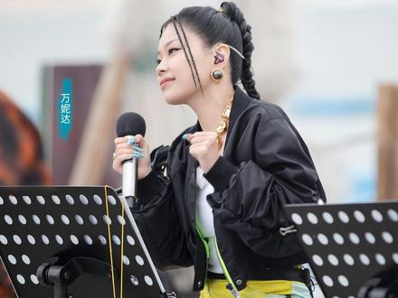 ##闽南语歌曲能有多好听 总会被万妮达心里的细腻戳到##去炫吧乐派 中万妮达改编《走过咖啡屋》,用rap加入男生视角的歌词进行回应,让遗憾变得值得!