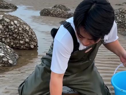出海捡刀盾 本视频由#即梦AI出镜模式制作#AI分身戏精大赛 #用即梦AI过戏瘾 #AI创作浪潮计划 #刀盾