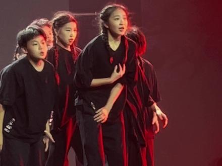 这次在@O-DOG少年团 《雪崩》作品中扮演了“霸凌者”的角色,一次完全不同于以往的舞台作品及未曾有过的人生体验,表演要求信念感强,我努力全情投入,排练每每谢幕出戏那一刻,都觉得仿若做了一场噩梦,想要紧紧抱住我们的“小太阳”@O-DOG-KIDS-陈子鸢 ,她是那么可爱自信阳光,怎可遭遇如此狼狈不堪,每每回想她倒下那一瞬的心疼感都是真实存在的。庆幸的是,这只是一次舞台表演,难过的是,这刻画的是真实存在并且可能正在上演的情景。我喜欢这个世界,深爱着身边的小伙伴,也很幸运我身边还未曾发生过。刻画悲剧,并不是为了渲染悲伤,而是一起感同身受下那一刻的悲痛,避免悲剧重演。许诺:不做霸凌者,拒当受害者,也不要做冷眼旁观者!愿每个人都能被世界温柔以待!编导:@O-DOG编舞师-石帅 @O-DOG编舞师-Maggie #odog #齐舞 #好想爱这个世界啊 #直拍