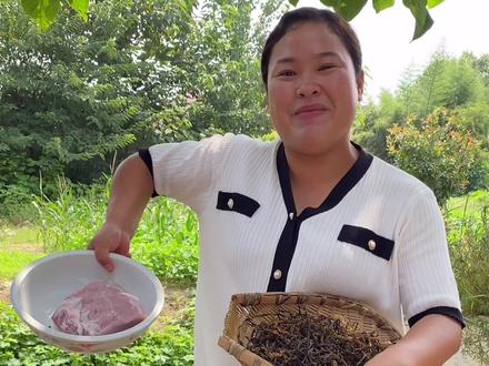 这几天馋了光想吃肉,用自己晒的干豆角做个干豆角扣肉,配上荷叶馍一夹美的很,就是做饭过程有点曲折@DOU+小助手