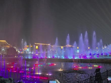 看一场水与光的极限拉扯!
音乐是开关,灯光是画笔,水柱是舞者。
喷泉冲天的那一刻,像把整片星空都拽进了人间。🌌
#喷泉灯光秀 #视觉震撼 #城市夜景