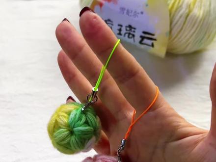 小苍兰绣球教程|好玩又好钩,几分钟就可以完成一个~ 🧶:@雪妃尔毛线 琉璃云
🎨:205绿野/201朝霞
🪡:3.0mm
#爱生活爱编织 #钩织教程 #钩织小物件 #钩针编织 #新手钩织