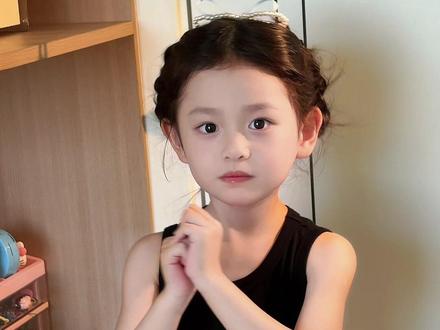 姨姨们催的公主盘发教程来啦~过年期间扎也很好看呢~
#发型教程 #公主盘发 #生女儿就是用来打扮的 #编发教程