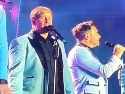 Westlife#西城男孩 杭州巡回演出,全中文演唱《#平凡之路 》,谁的青春返场了?